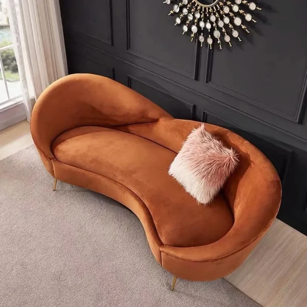 صورة أريكة كينيف الحديثة بثلاث مقاعد ذات تصميم منحني