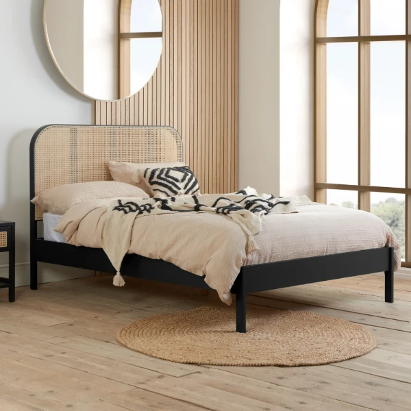 صورة سرير إميليان من الخشب الطبيعي – بلوح رأس منسوج